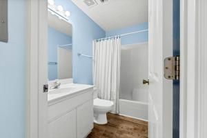 ein Badezimmer mit weißer Toilette und Waschbecken in der Unterkunft Peachtree Place Ii C202 in Panama City Beach