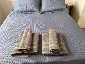 a group of towels sitting on top of a bed at Modern apartment in Pinheiros and Faria Lima in Sao Paulo +32 photos