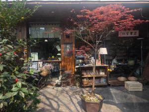 Vonkajšia záhrada v ubytovaní Leshan Qiuye Book House B&B