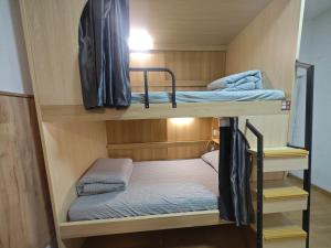 Postel nebo postele na pokoji v ubytování Leshan Qiuye Book House B&B