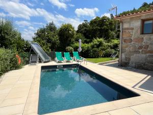 una piscina con sillas y una casa en Casa Da Lage Piso 0, en Cova