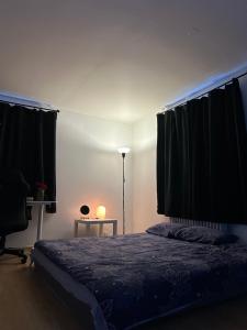 Ένα ή περισσότερα κρεβάτια σε δωμάτιο στο Bright Coast Garden Flat