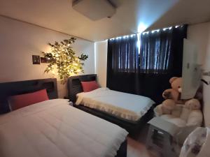 Postel nebo postele na pokoji v ubytování two room Cozy and Cool House Food alley