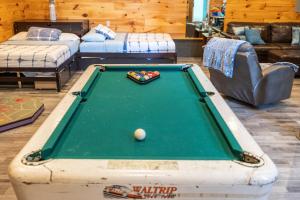Una sala de estar con una mesa de billar y un sofá. en Chickahominy Riverside Guest Home 30 Minutes to Williamsburg, en Charles City