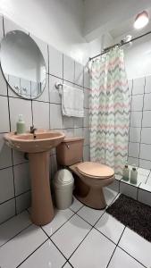 Bilik mandi di Casita Vintage AC