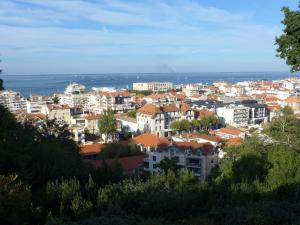 Blick auf eine Stadt mit Häusern und Gebäuden in der Unterkunft Appartement 6 pers avec terrasse 80 m², hyper centre, plage à 50m, 296 bd de la plage, Arcachon - FR-1-474-148 in Arcachon