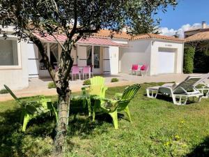 Vonkajšia záhrada v ubytovaní Maison Confortable avec Jardin Clos, Terrasse et Ping-Pong à La Tranche-sur-Mer, Proche Plage - FR-1-194-258