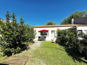 Aed väljaspool majutusasutust Maison calme à Fouras pour 4 personnes avec jardin - FR-1-709-92