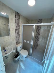 a bathroom with a shower and a toilet and a sink at Casa en San Gil, perfecta para descansar en familia in San Gil