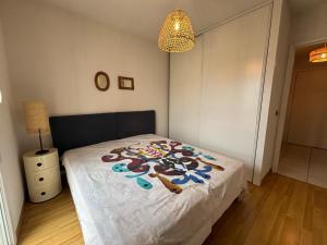 Postel nebo postele na pokoji v ubytování Lumineux T3 avec balcon et parking à Ciboure - FR-1-239-1120