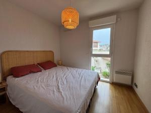 Postel nebo postele na pokoji v ubytování Lumineux T3 avec balcon et parking à Ciboure - FR-1-239-1120