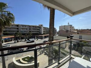 Balkón nebo terasa v ubytování Appartement climatisé en centre-ville de Cavalaire-sur-Mer - FR-1-100-356