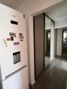 una nevera blanca en una habitación con espejo en Darko Residence, en Timisoara 7 fotos más