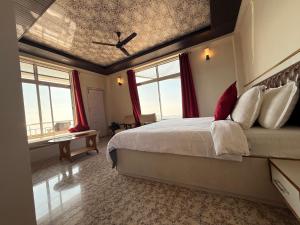 Giường trong phòng chung tại Cozyo Stays Premium Boutique Home Sohra