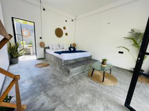 Un dormitorio con una cama y una mesa de cristal. en THE ISLaNDERS, en Ahangama