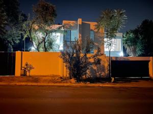 ロードポートにあるStay In Carlazo - Unlimited WiFi Solar backupの通りの前に柵のある黄色い家