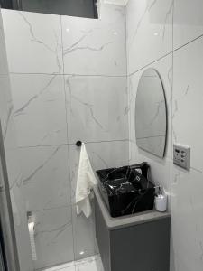 ロードポートにあるStay In Carlazo - Unlimited WiFi Solar backupの洗面台と鏡のあるバスルーム