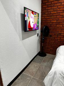 ロードポートにあるStay In Carlazo - Unlimited WiFi Solar backupのベッドルームの壁掛けテレビ +8枚の写真