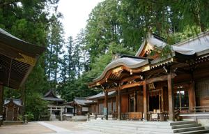 a building with a roof with stairs in front of it at okn飛騨高山202 in Takayama
