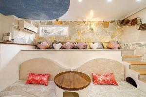a room with a table and some vases on a wall at Charming Studio in Torrevieja, 75 sqm with Shared Pool in Torrevieja