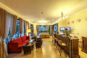 TV a/nebo společenská místnost v ubytování Guava Hill Boutique Hotel