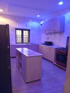 Nhà bếp/bếp nhỏ tại Lamaisu Homes Block 3