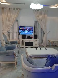 TV a/nebo společenská místnost v ubytování Lamaisu Homes Block 3