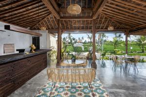 Vrt pred nastanitvijo DITUJU Ubud by Pramana Villas