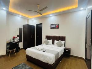 Postel nebo postele na pokoji v ubytování Hotel Mannat Green Near Naraina Vihar Metro Station