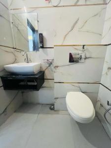 Koupelna v ubytování Hotel Mannat Green Near Naraina Vihar Metro Station
