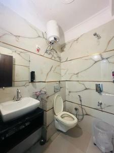 Koupelna v ubytování Hotel Mannat Green Near Naraina Vihar Metro Station