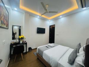 Postel nebo postele na pokoji v ubytování Hotel Mannat Green Near Naraina Vihar Metro Station
