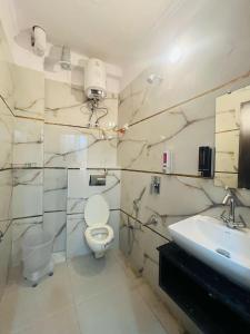Koupelna v ubytování Hotel Mannat Green Near Naraina Vihar Metro Station