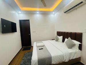 Postel nebo postele na pokoji v ubytování Hotel Mannat Green Near Naraina Vihar Metro Station