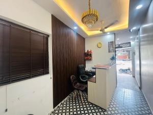 Kuchyň nebo kuchyňský kout v ubytování Hotel Mannat Green Near Naraina Vihar Metro Station