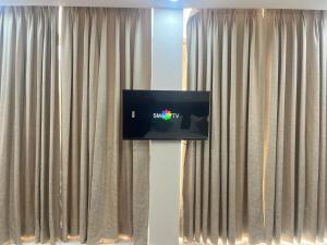 TV a/nebo společenská místnost v ubytování Hotel Mannat Green Near Naraina Vihar Metro Station