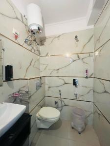 Koupelna v ubytování Hotel Mannat Green Near Naraina Vihar Metro Station