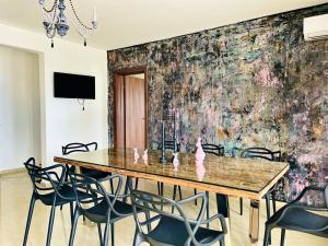 Un comedor con mesa y sillas en Stefaniya Apartments, en Sozopol