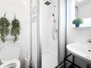 Ένα μπάνιο στο Modern Apartment in City Center +18 φωτογραφίες