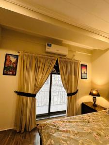 Ένα ή περισσότερα κρεβάτια σε δωμάτιο στο Luxury and Cozy 1 Bed Apartment Bahria Town Rawalpindi +29 φωτογραφίες