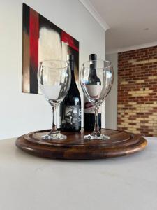 due bicchieri di vino su un vassoio di legno con bottiglie di vino di Port Adelaide getaway a Port Adelaide Altre 11 foto