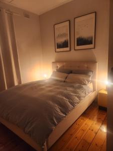 una camera da letto con un letto e due quadri sul muro di Port Adelaide getaway a Port Adelaide