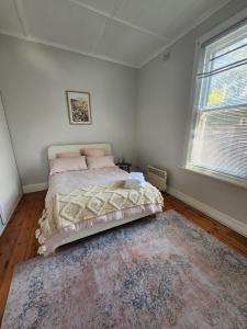 una camera con letto e tappeto di Port Adelaide getaway a Port Adelaide