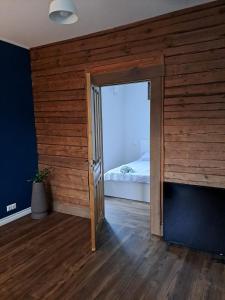 an open door to a bedroom with a bed at Hobupostijaama maja in Rapla