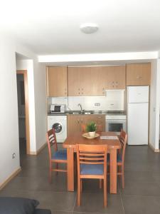 Кухня или мини-кухня в Apartamentos Los Mayos de Albarracín
