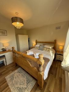 CANALSIDE Lovely location Walking distance to East Riddlesden Hall close to Worth Valley Railway , Haworth, Skipton, Ilkley & backs on to the Leeds-Liverpool Canal客房内的一张或多张床位