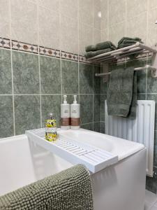 基斯利CANALSIDE Lovely location Walking distance to East Riddlesden Hall close to Worth Valley Railway , Haworth, Skipton, Ilkley & backs on to the Leeds-Liverpool Canal的带水槽和浴缸的浴室
