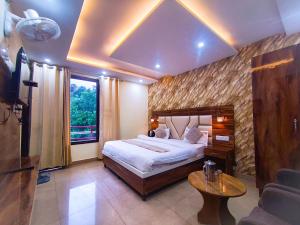 a bedroom with a large bed and a window at M S Resort Dalhousie, Near mall road Gandhi Chowk Dalhousie in Dalhousie