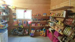 une pièce avec un magasin rempli de nombreux produits dans l'établissement Camping le Rancho, à Argelès-sur-Mer