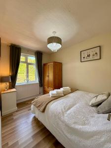 CANALSIDE Lovely location Walking distance to East Riddlesden Hall close to Worth Valley Railway , Haworth, Skipton, Ilkley & backs on to the Leeds-Liverpool Canal客房内的一张或多张床位